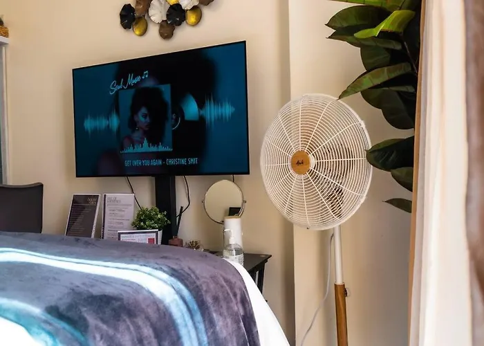 Luxury In Pasig Fastwifipoolsmartlock Apartment